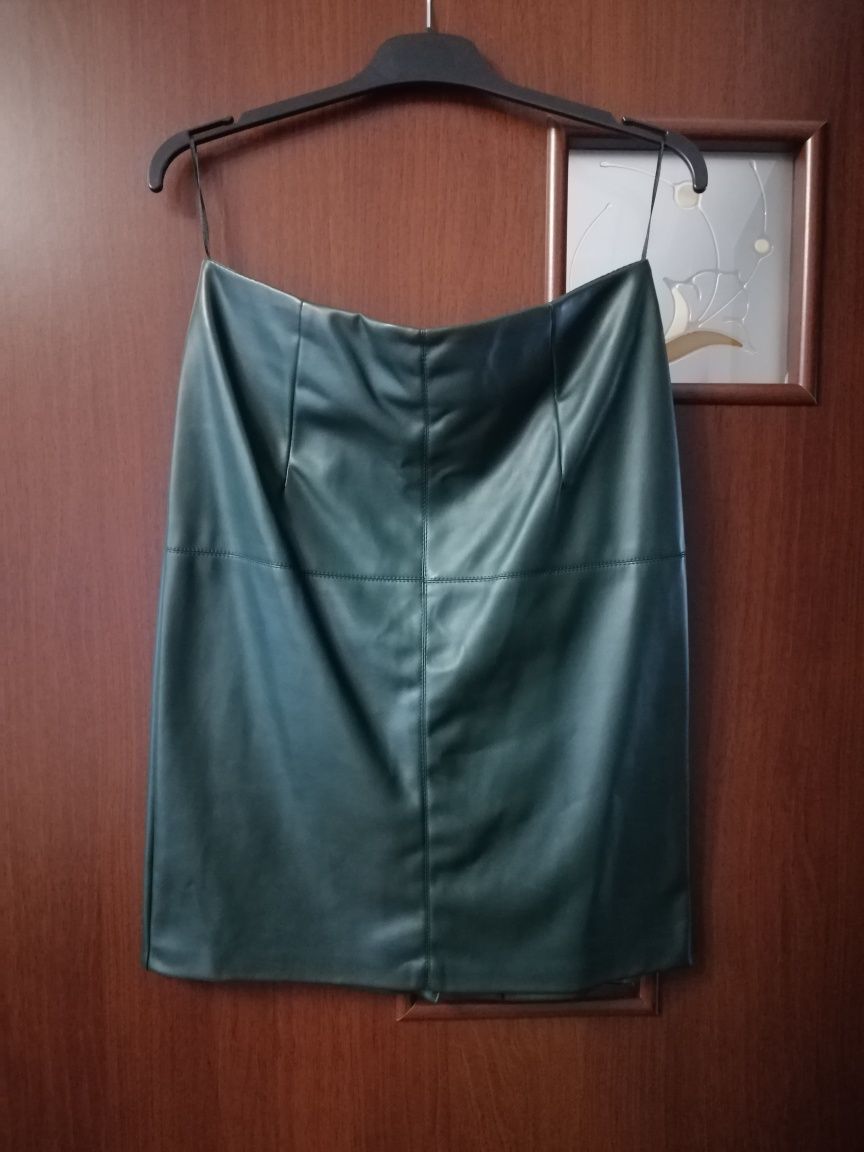 Продаётся женская юбка с экокожи темно зелёная M