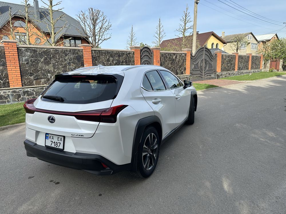 Кроссовер Lexus ux250h