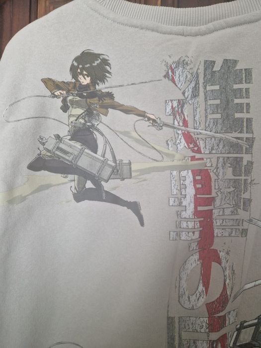 Sweat attack on titan Bershka