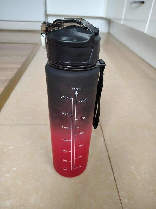 Nowa sportowa butelka na wodę ze słomką