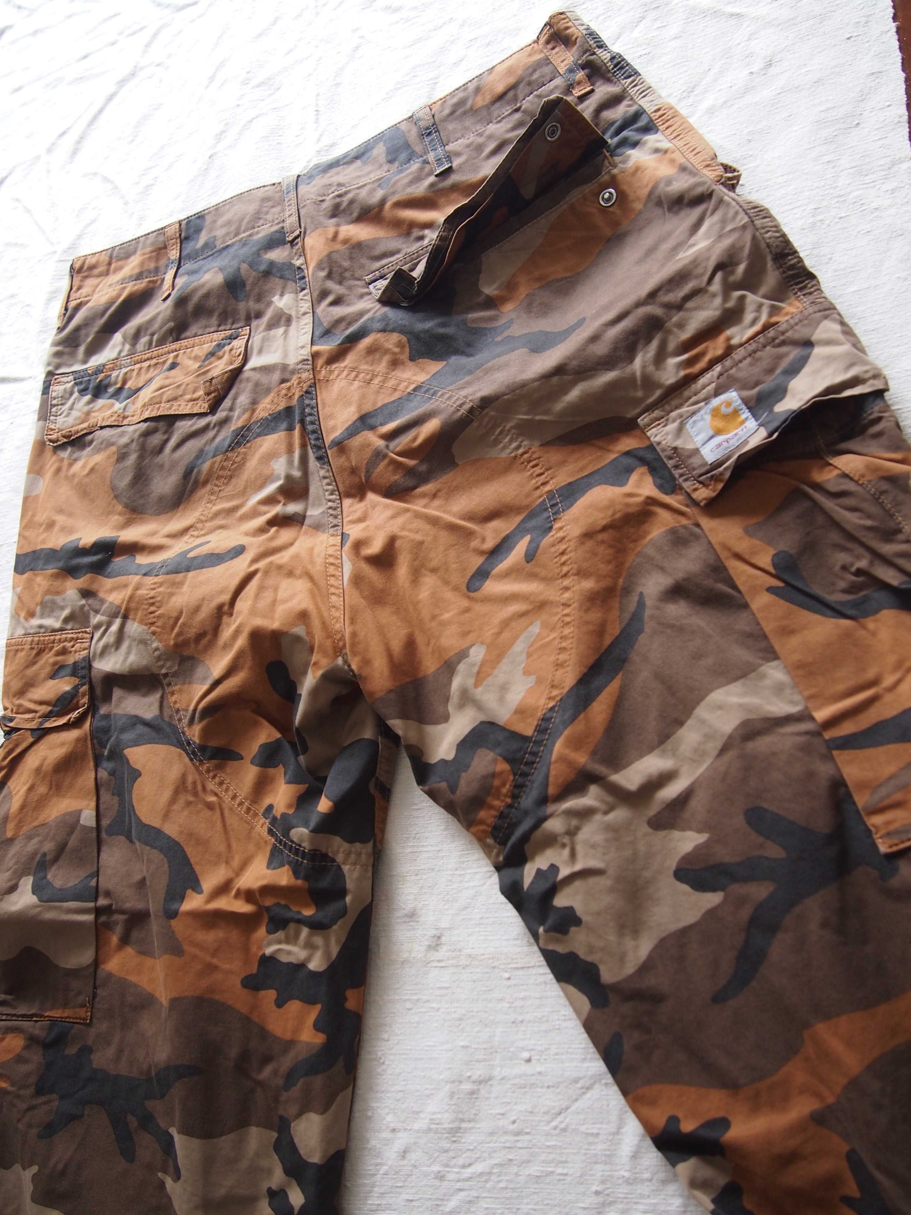 calças padrão camuflado marca Carhartt Homem