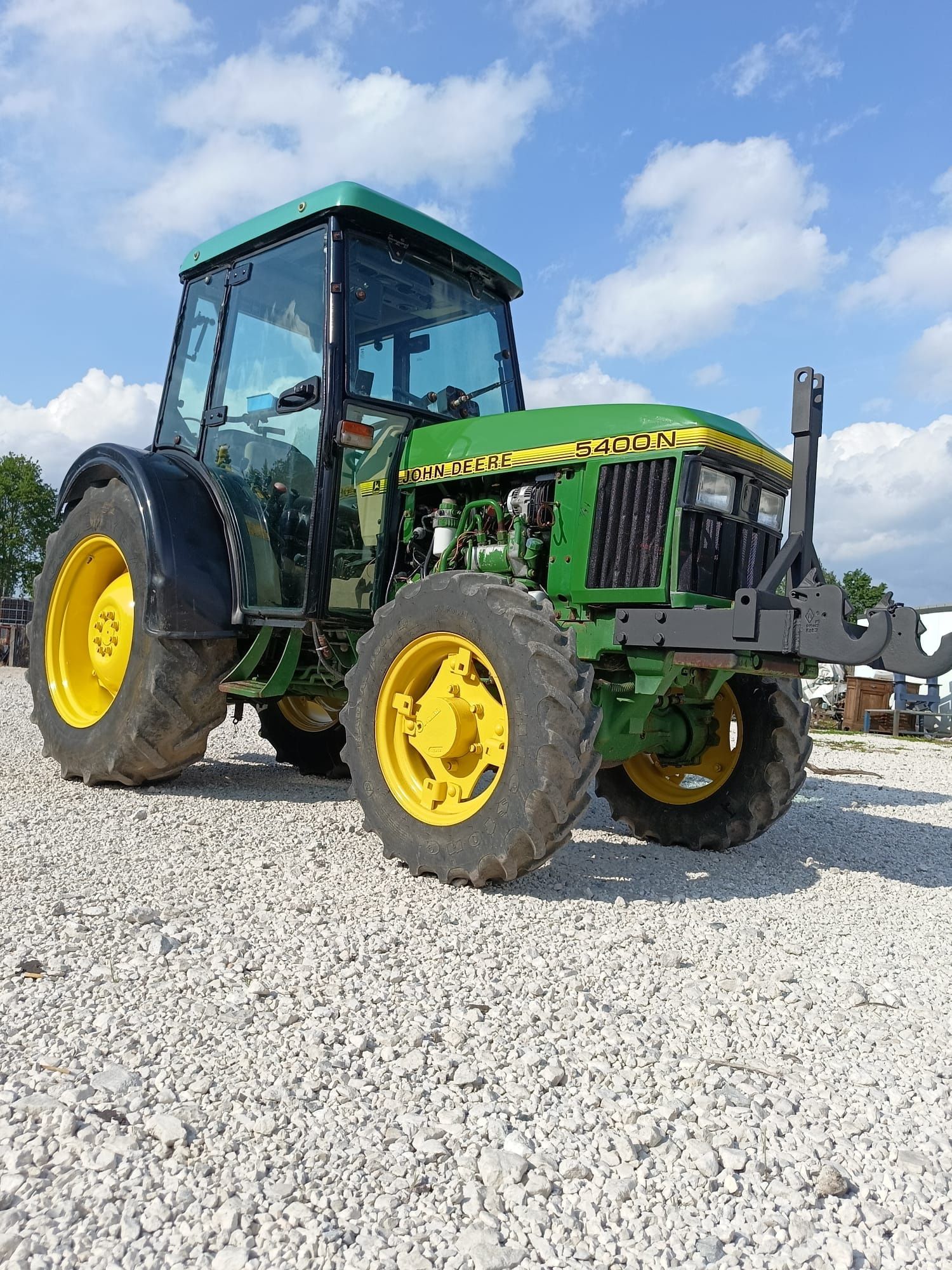 John Deere 5400N sadownik