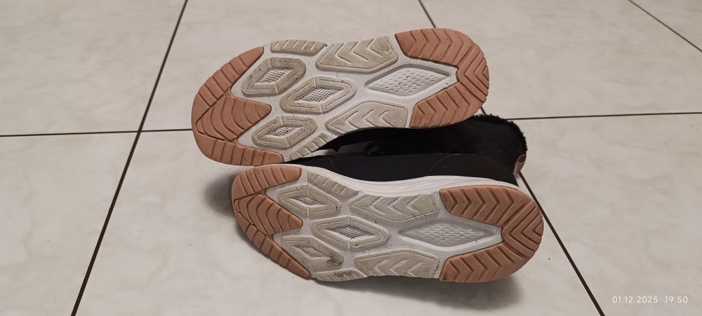 Зимові чобітки для дівчинки.