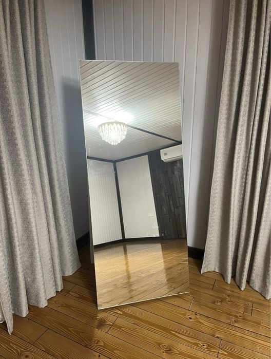 Безрамне дзеркало з ніжкою. Велике підлогове дзеркало без рами