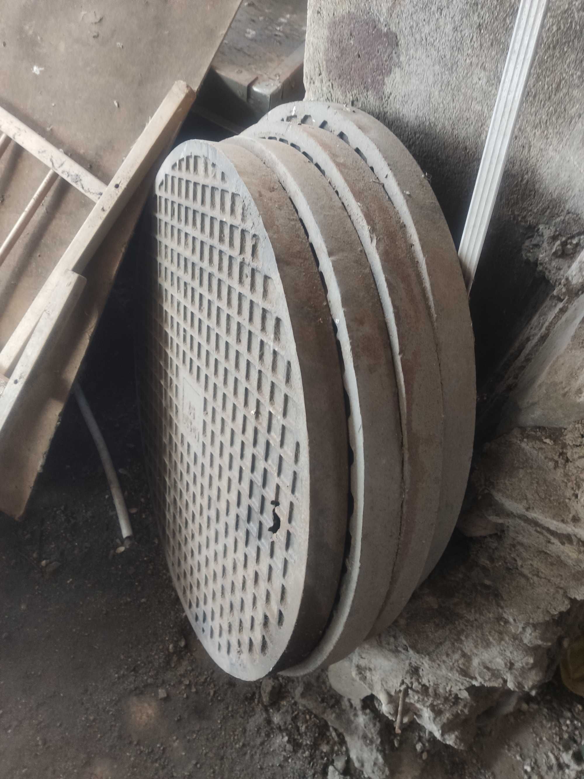Betonowe pokrywy do studni z żeliwnymi włazami (komplety)