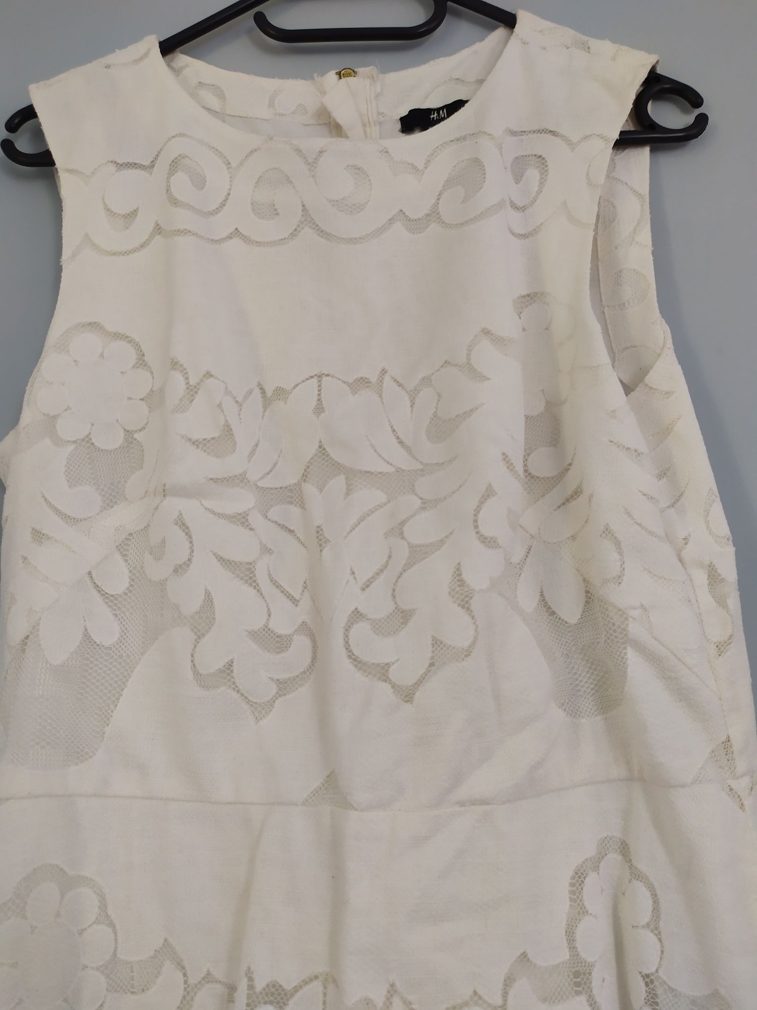 Koronkowa sukienka marki H&M