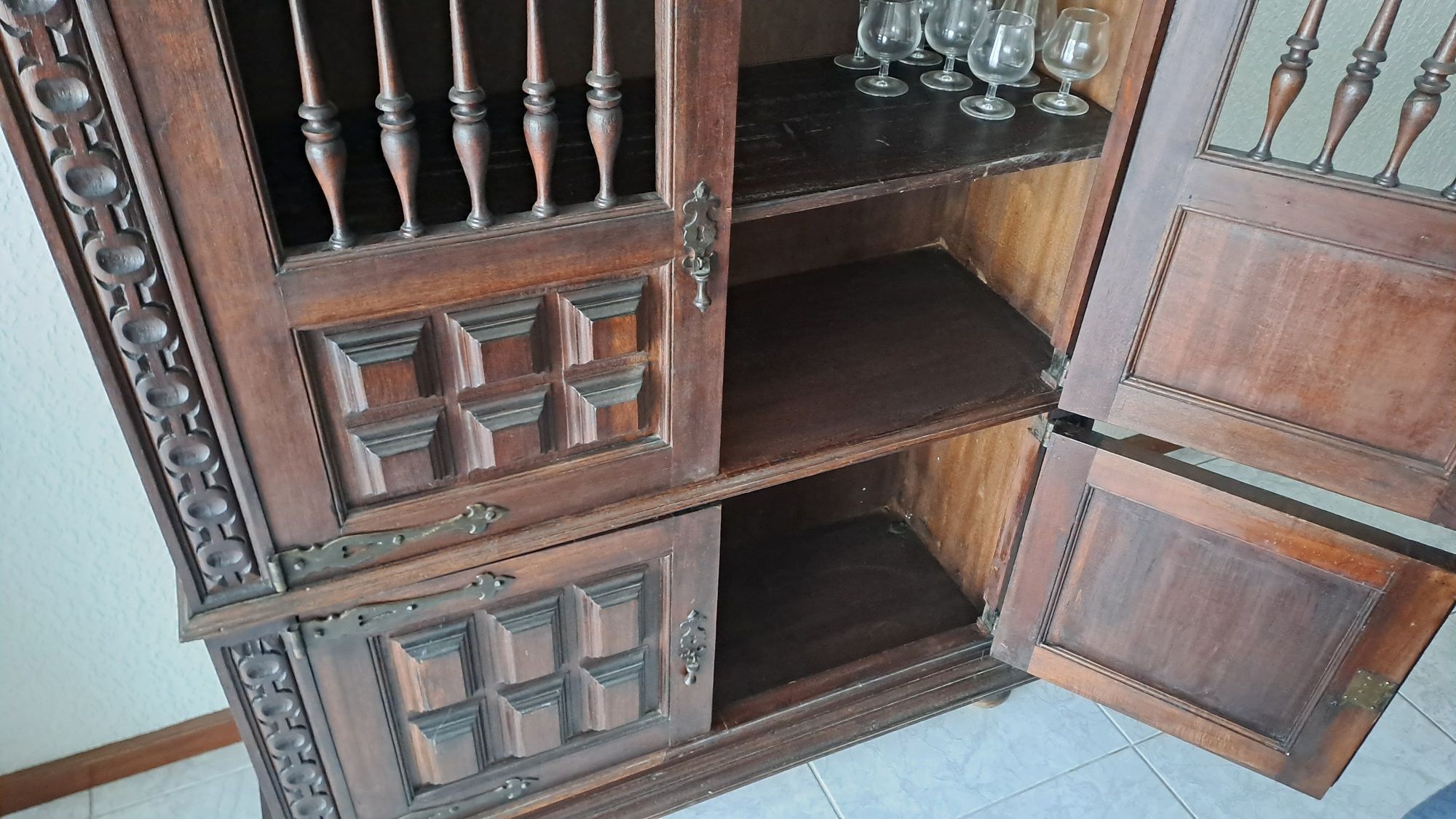 Cristaleira/ aparador de sala