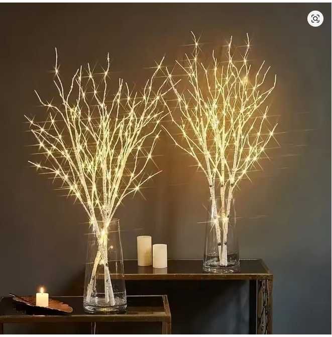 Białe gałązki brzozy z lampkami LED