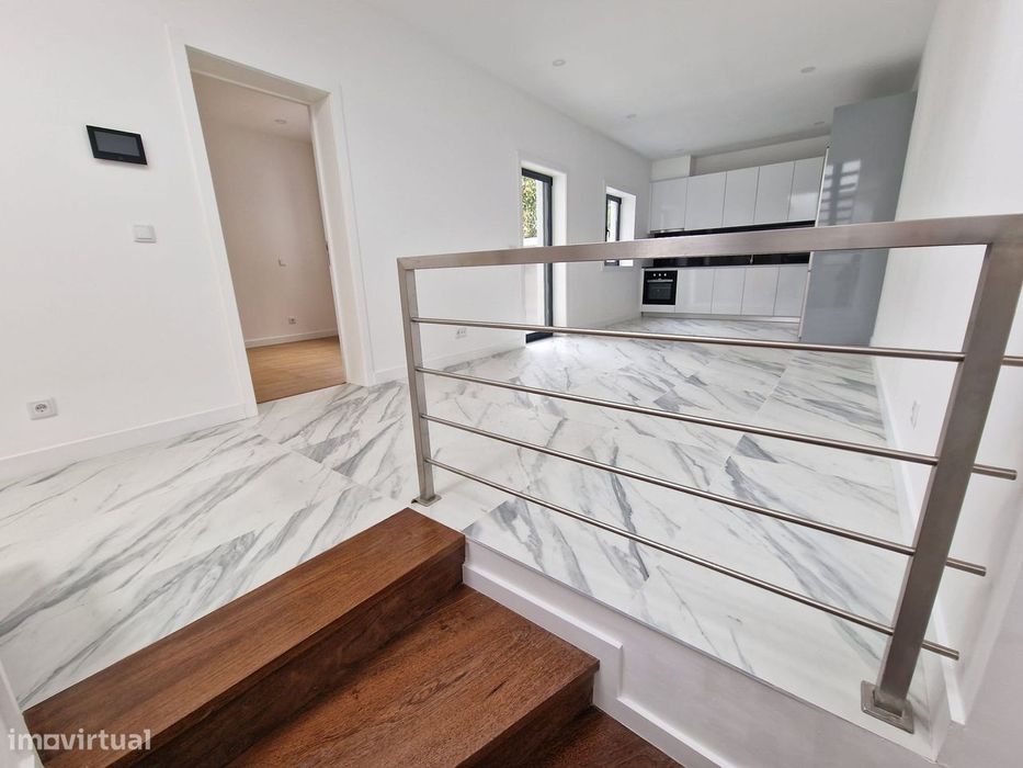 Moradia T3+1 Renovada com Terraço – Corujeira, Porto