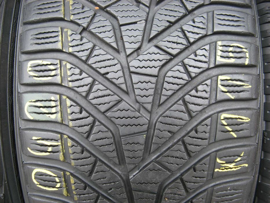 225/40R19 YOKOHAMA BluEarth Winter V905 - nr.0420