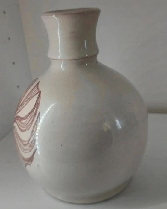 Stary ceramiczny wazon w jasnych kolorach PRL