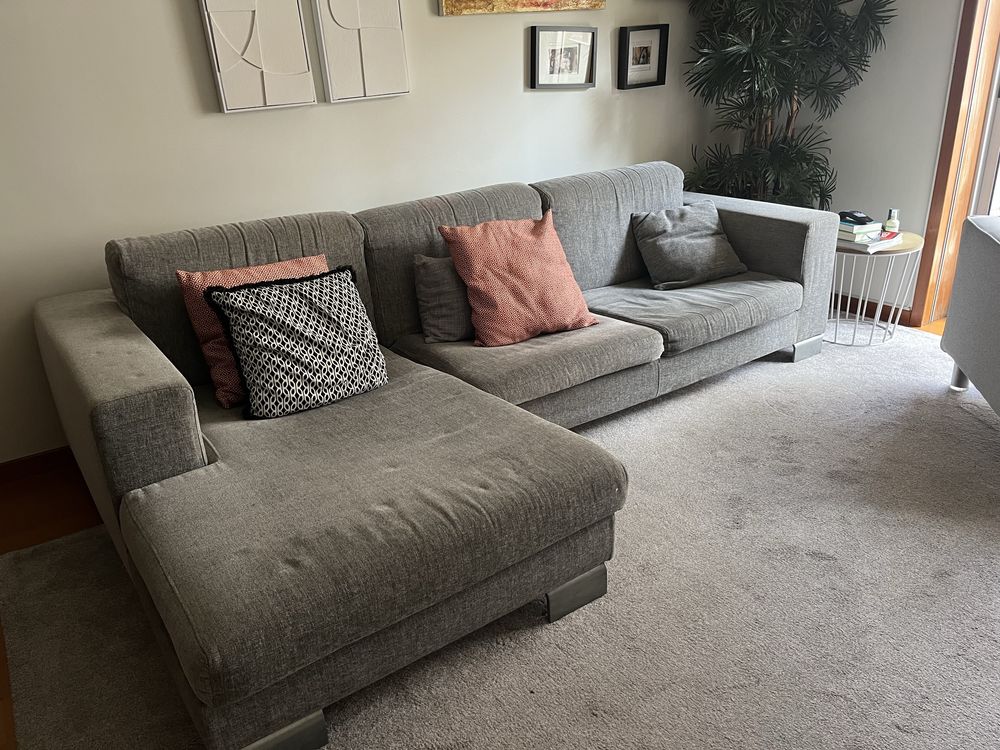 Sofá com chaiselongue, em tecido, cor cinzento