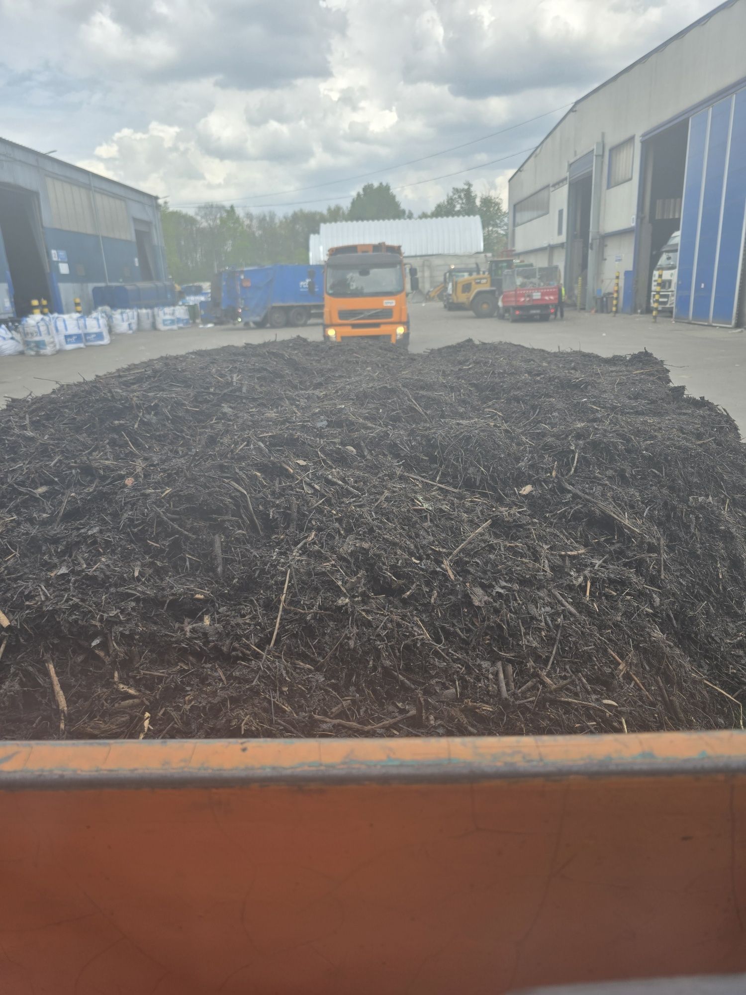 Piasek żwir kamień ozdobny dolomit ziemia cement