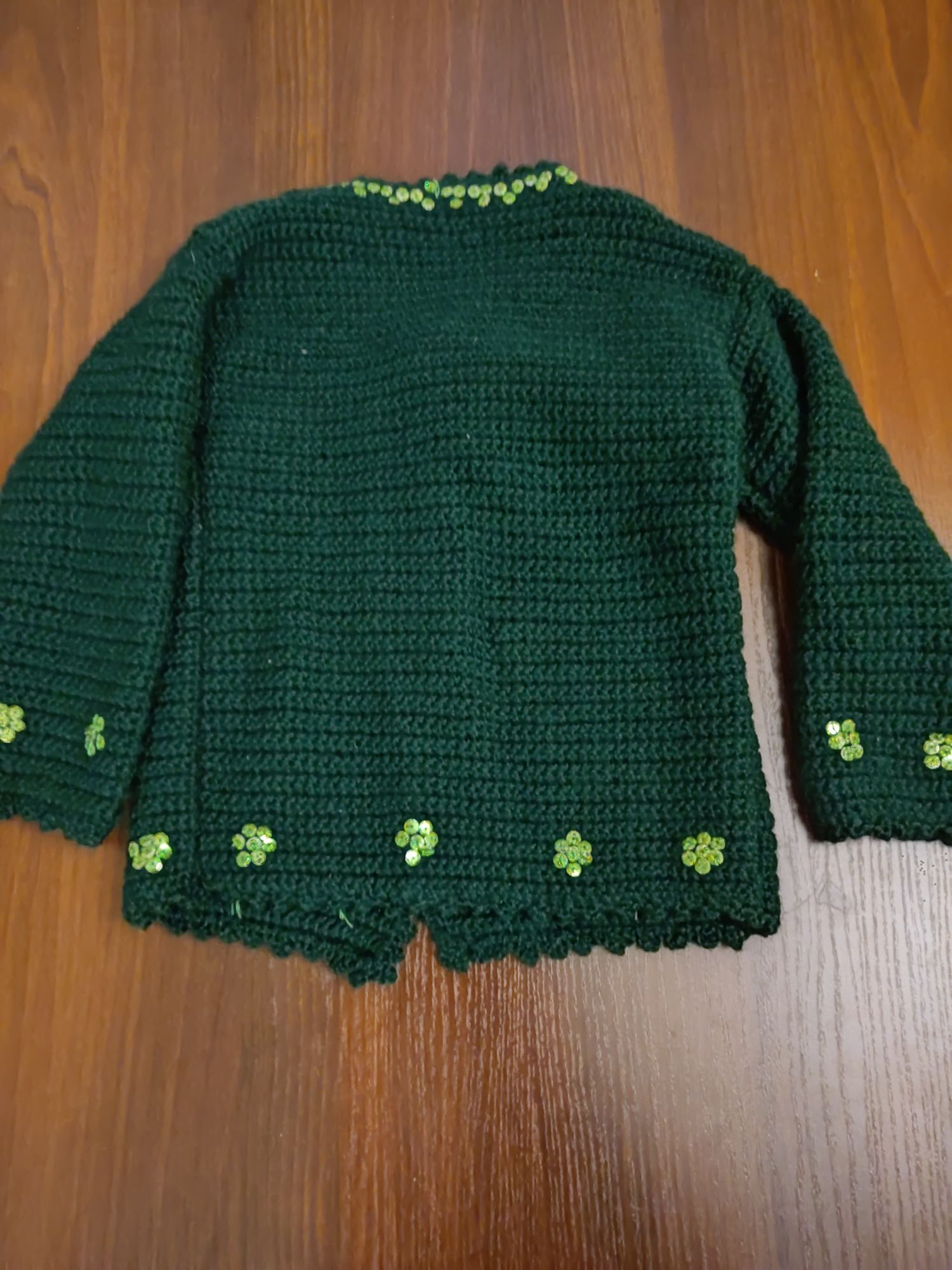 Sweterek robiony na drutach dziewczęcy
