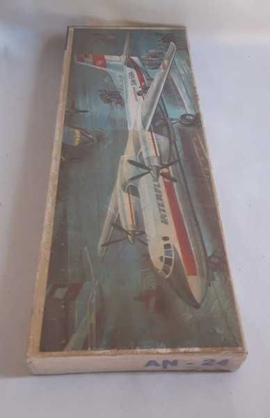 Комплект модели ГДР винтового самолета АН-24 VEB Plasicart AN-24
