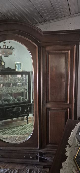 Guarda fatos com espelho