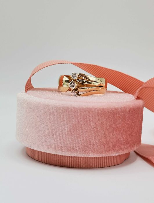 Złoty pierścionek z brylantami, 2 różne boki.