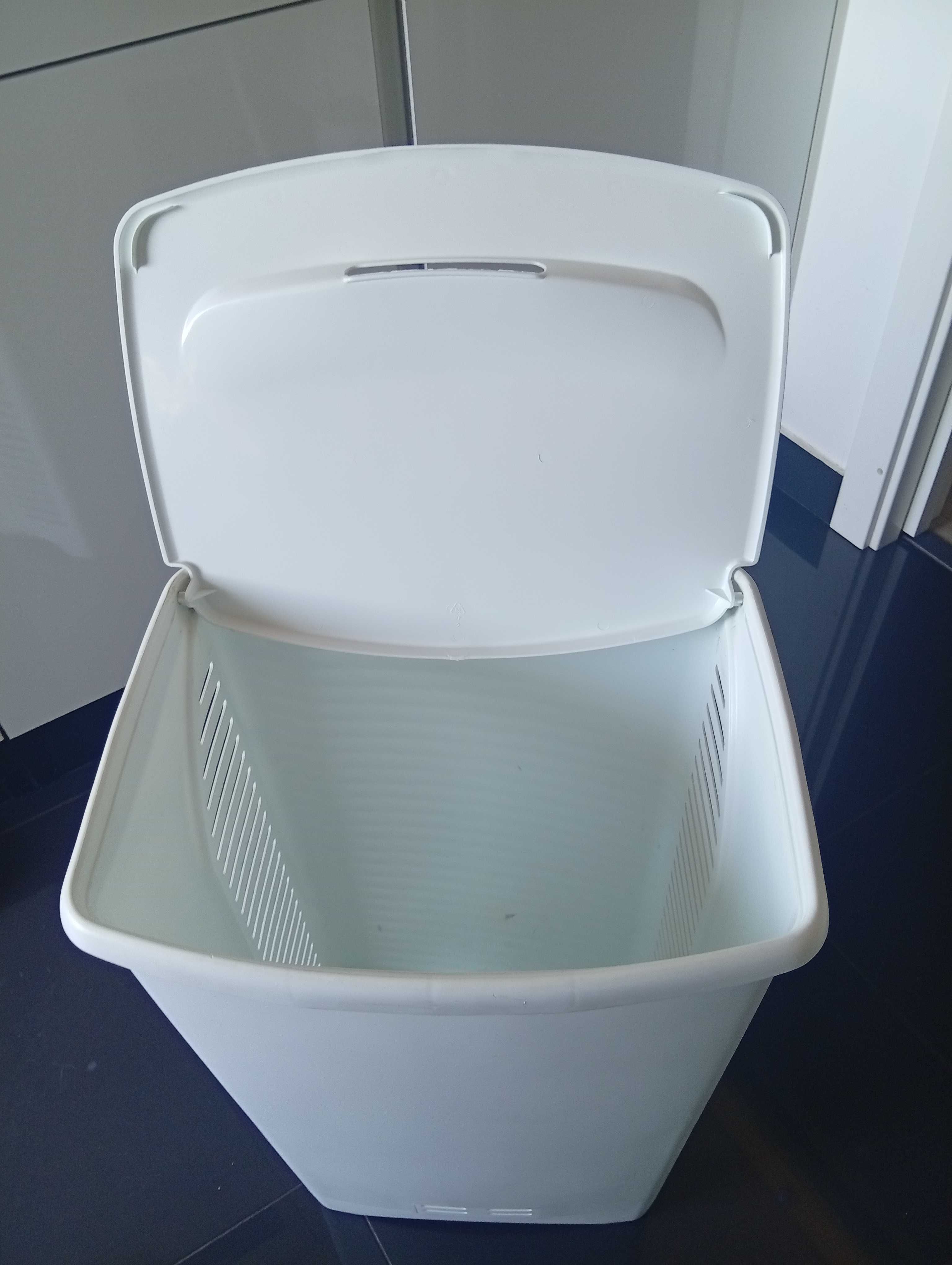 Cesto para roupa suja, em plástico rígido