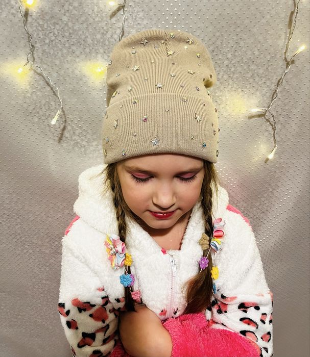 Бежева шапка з маленькими зірочками.