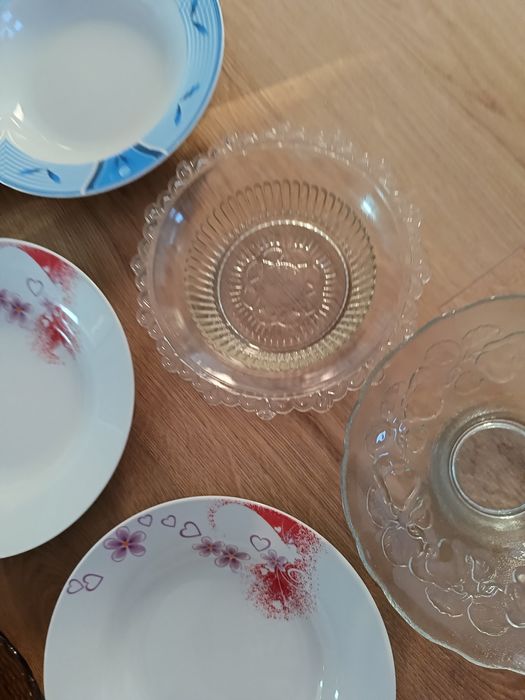 Zestaw naczyń róznych marek- talerze,miski