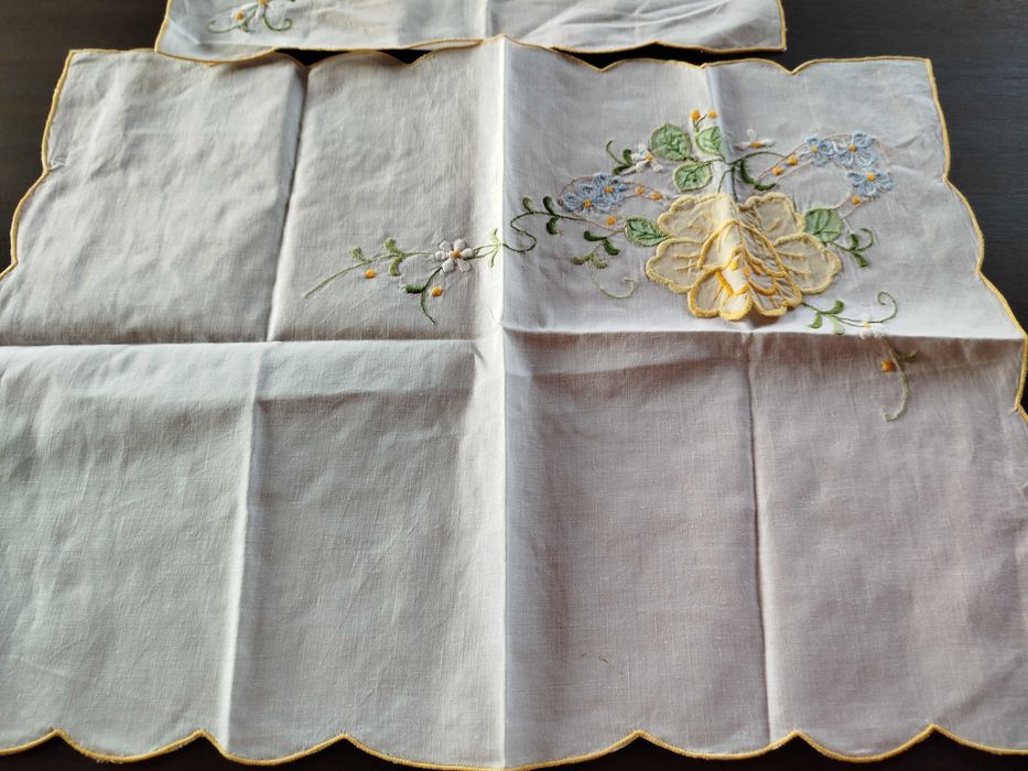 Dois Naperon em tecido bordado a máquina