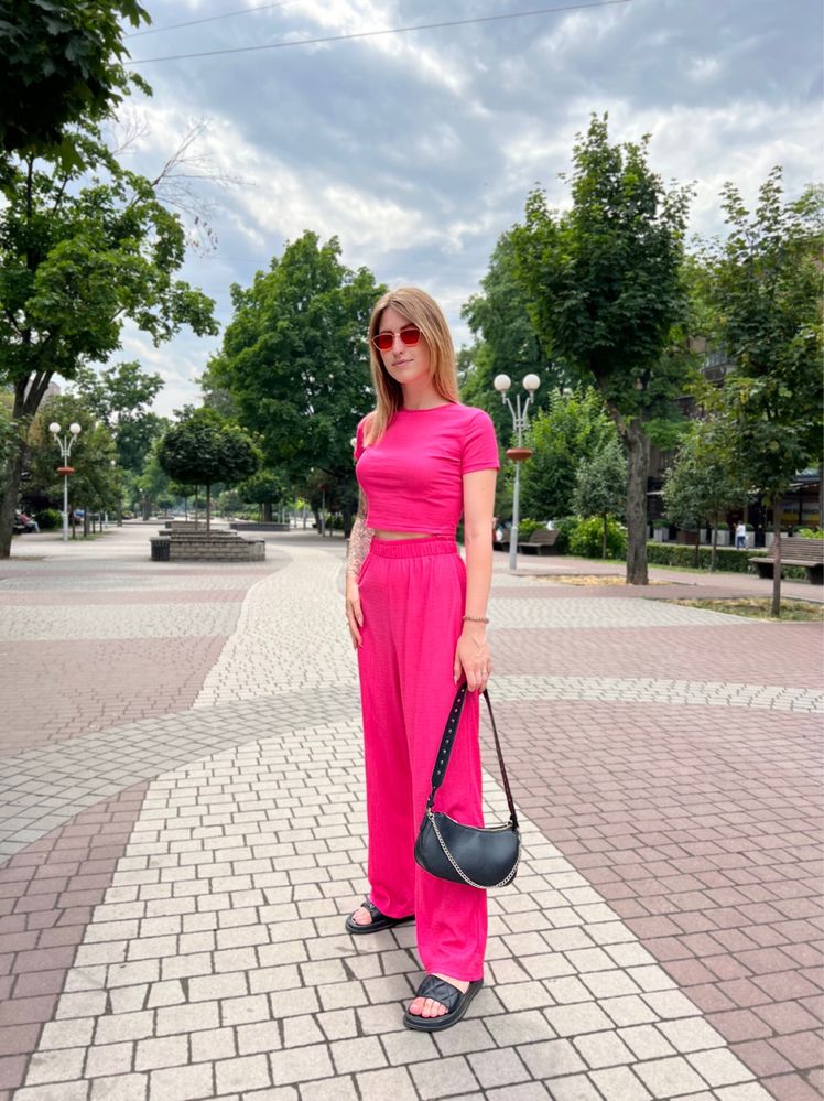Яркий Розовый костюм на лето