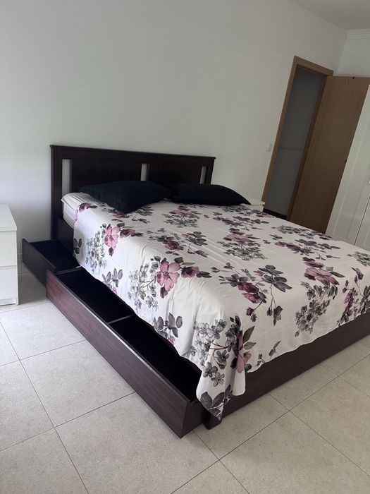 Cama casal , mesa cabeceira