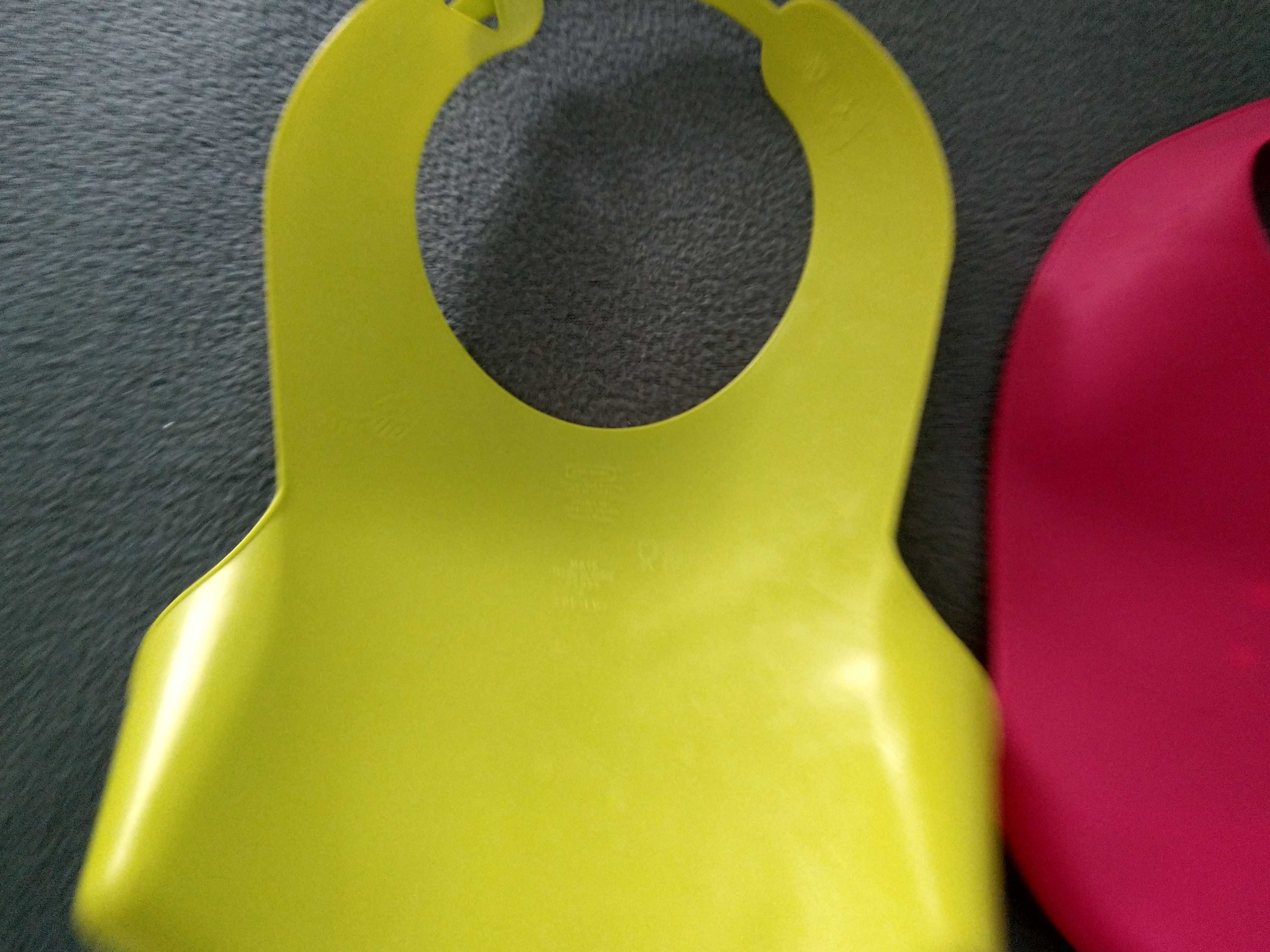 2 śliniaki plastikowy i silikonowy
