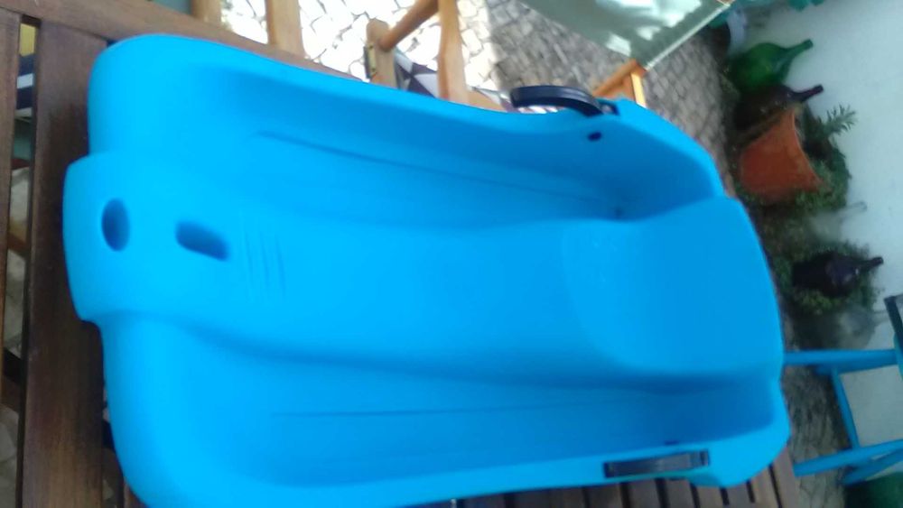 Tobogam e 2 pás  em plástico como novos