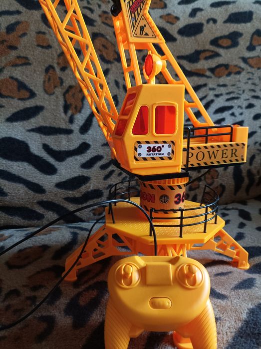 Продам кран (будівельна техніка)