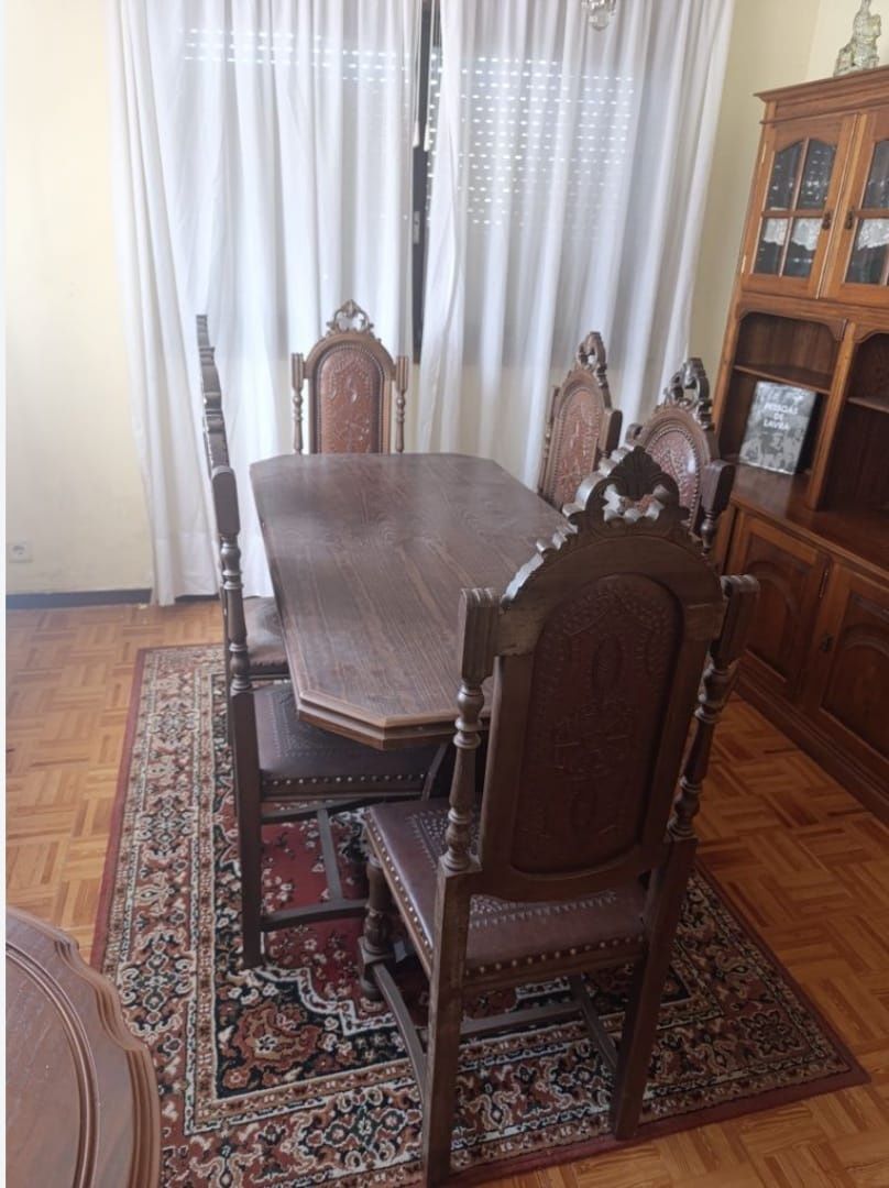 Mesa de jantar em madeira  com 6 cadeiras – estilo clássico