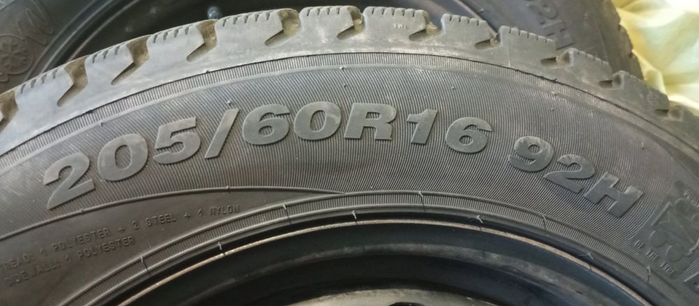 4 майже нові зимові мягкі шини Belshina з дисками r16.