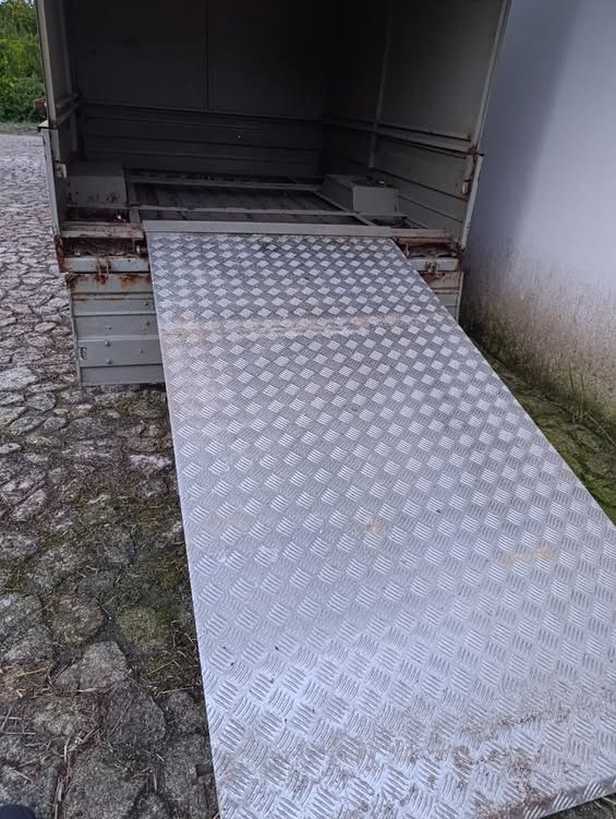 Reboque cabinado