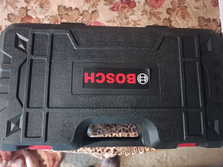 Пила обрізувати дерева.