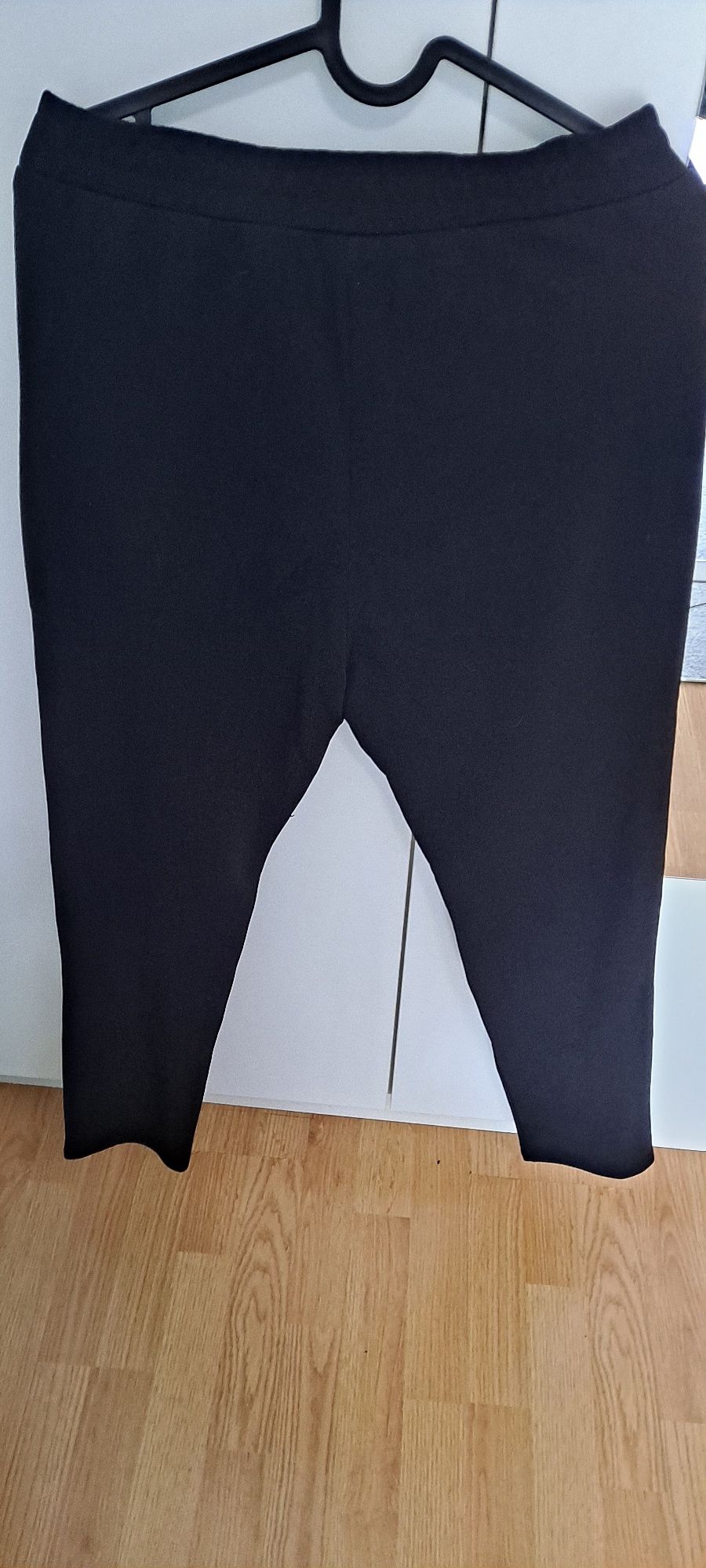 Czarne spodnie z paskiem page young r.170 cm