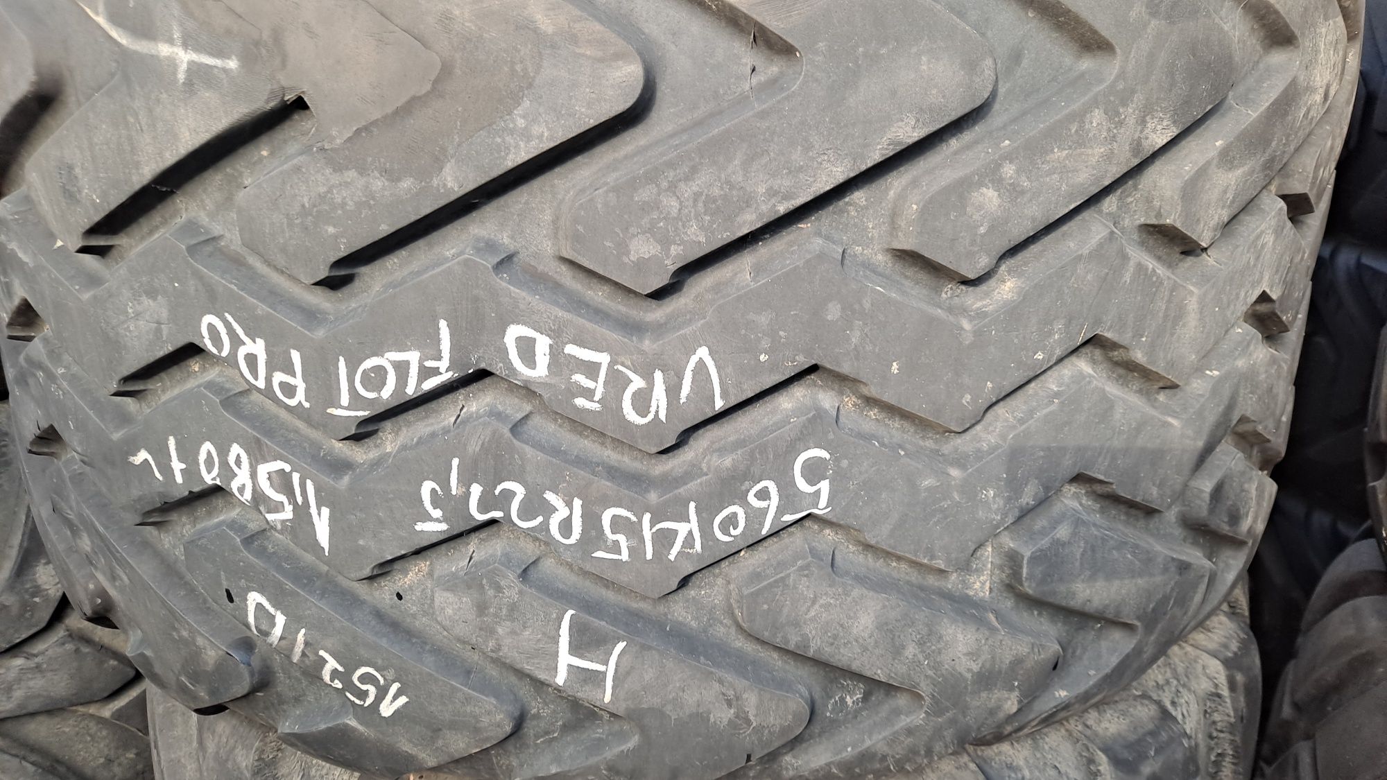 2x 560/45R22.5 Vredestein
