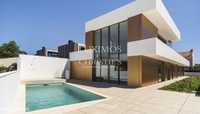 Moradia de luxo com piscina e jardim, para venda, em Canidelo, V. N. G