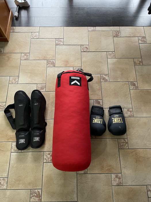 Saco de boxe outshock, luvas e caneleiras leone