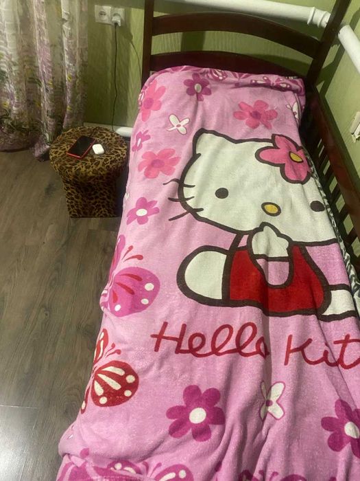 Продам меблі (ліжко двухповерхове, стіл, комод)