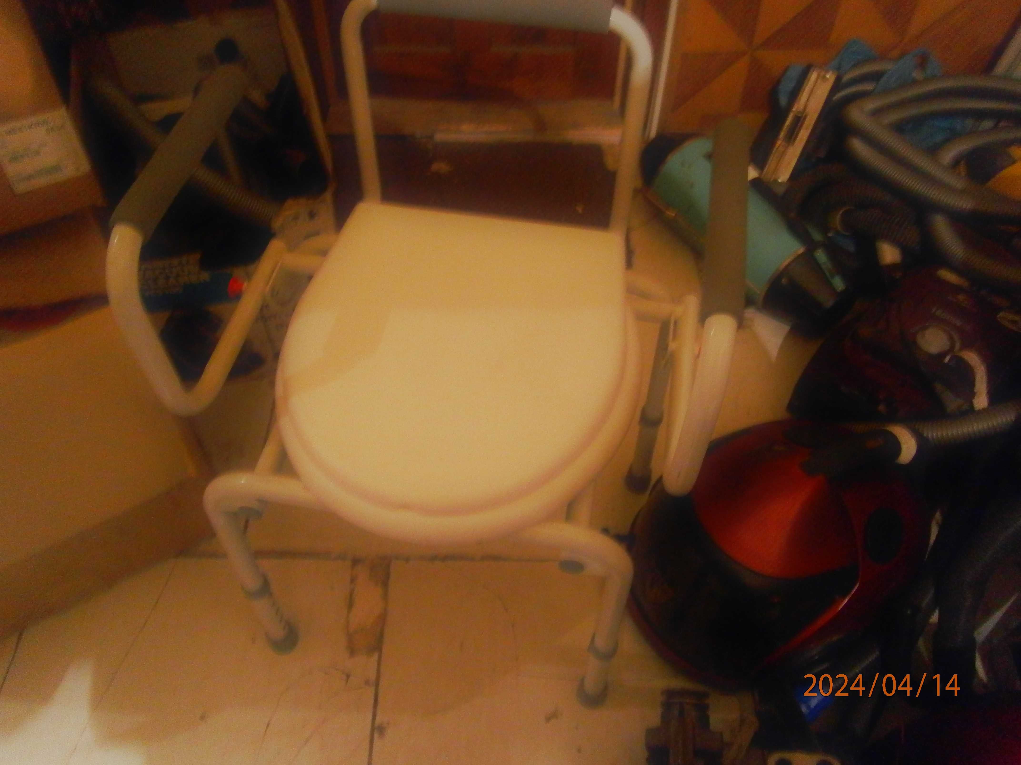 кресло- туалет для инвалида.