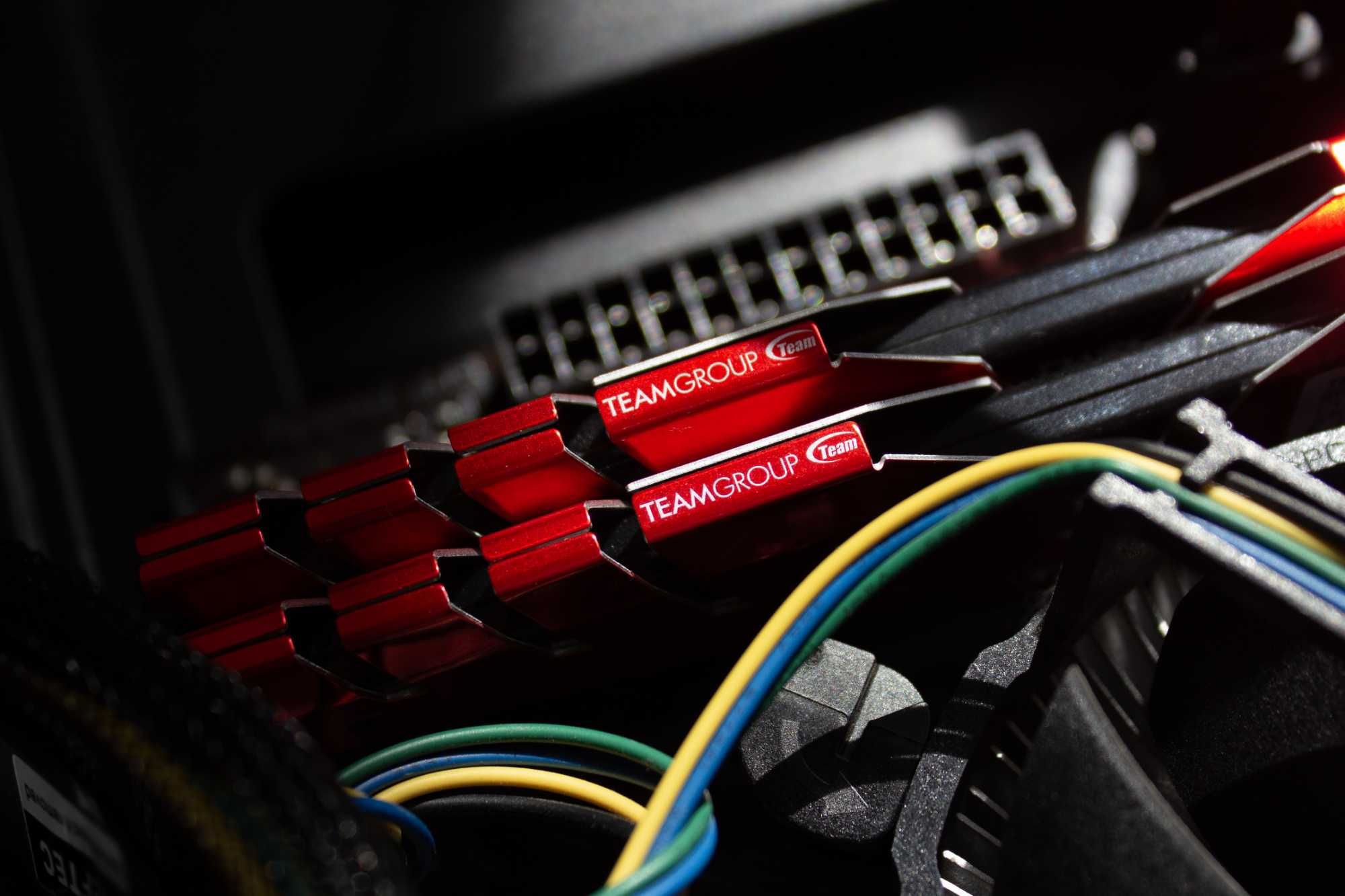 Оперативна пам'ять TeamGroup T-Force DARK DDR4 16GB (2×8GB) 3000MHz