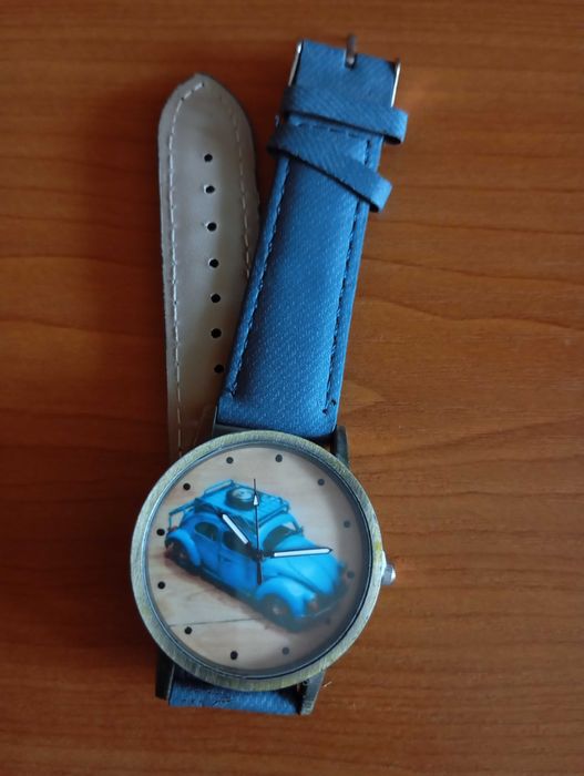 Zegarek na rękę z samochodem