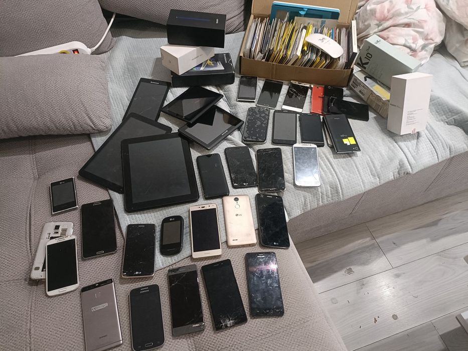 Telefony sprawne i uszkodzone
