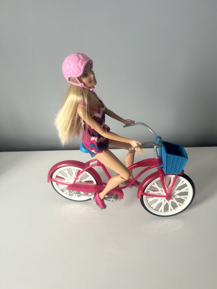 Barbie na rowerze.