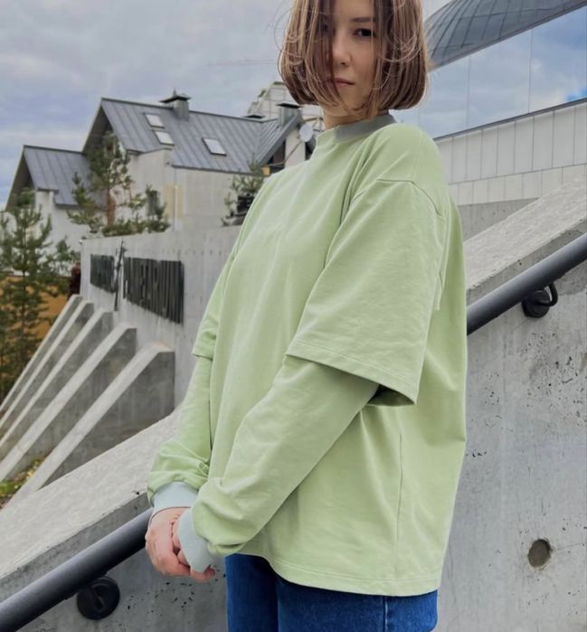 Оверсайз лонгслів кольору матча від українського бренду duga clothes