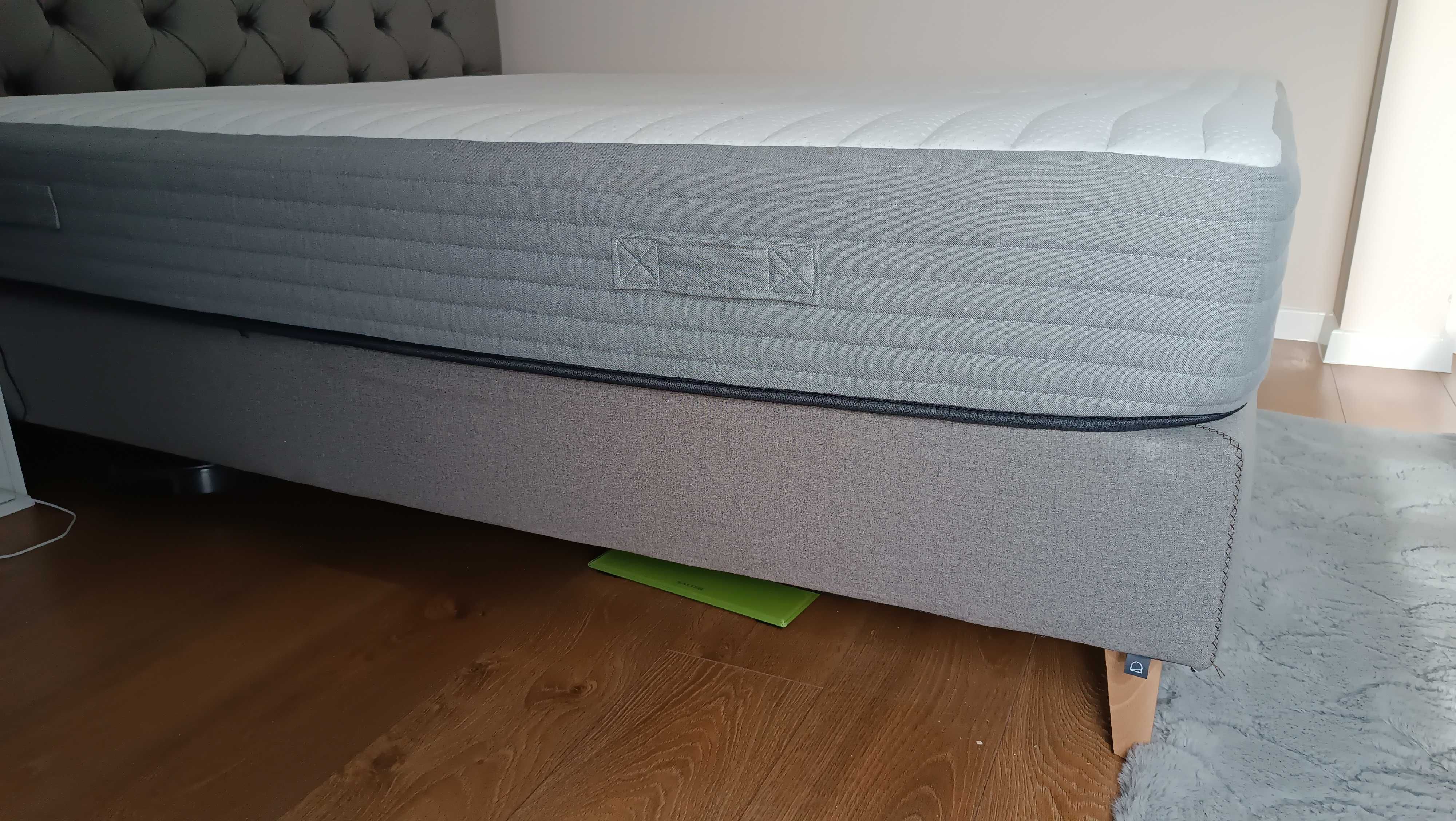 Wysoka podstawa łóżka Nikos szara marki KAVE HOME.