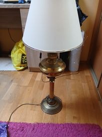 Stylowa lampka nocna na stylowym stoliku