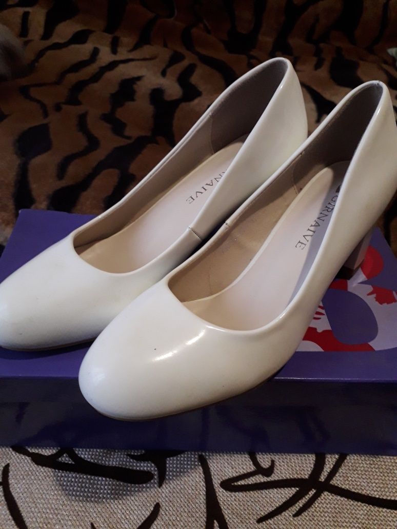 Весільні білі туфлі