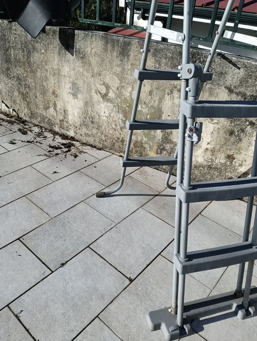 Escada de piscina usada