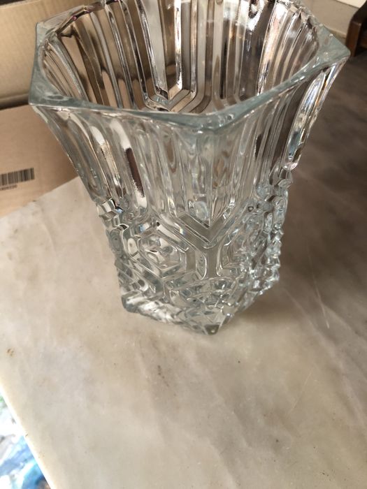 Varias peças de louça decorativa e cozinha